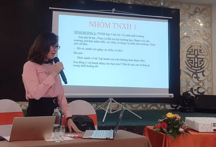 Cô giáo Hiền trình bày một đề tài dạy học sáng tạo "Xây dựng quy trình tổ chức cho HS quan sát kết hợp thảo luận nhóm trong giờ học TNXH".