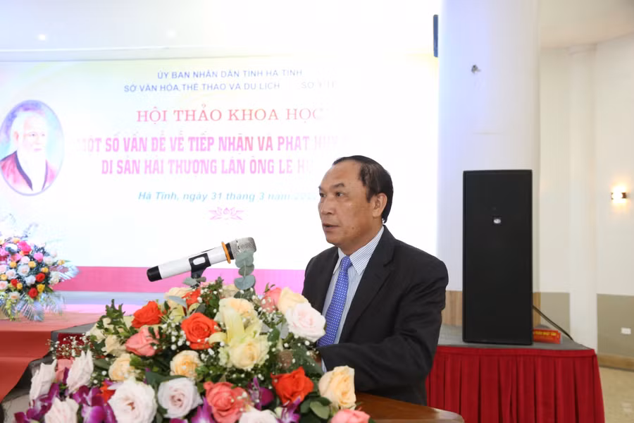 T.S Võ Hồng Hải - Trưởng ban Tổ chức Tỉnh ủy trinh bày tham luận tại hội thảo.