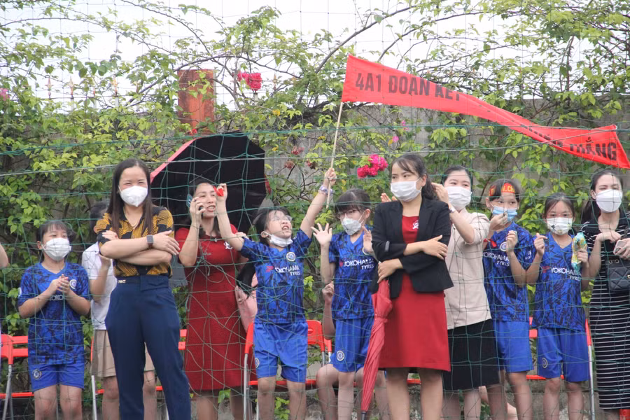 Các cổ động viên cỗ vũ tạo không khí trận đấu thêm sôi nổi