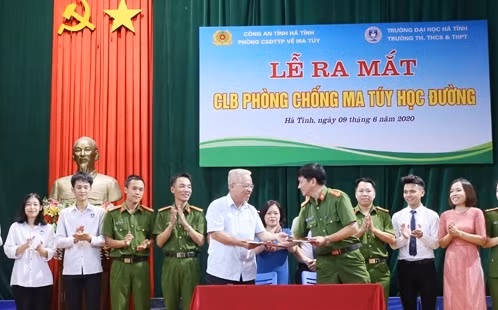 Ra mắt Câu lạc bộ Phòng chống ma túy học đường Trường Tiểu học, THCS, THPT - Trường Đại học Hà Tĩnh.