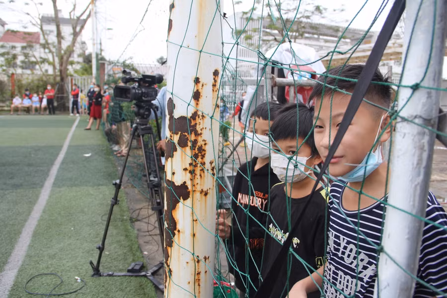 Các khán giả háo hức theo dõi trận đấu bên ngoài sân.