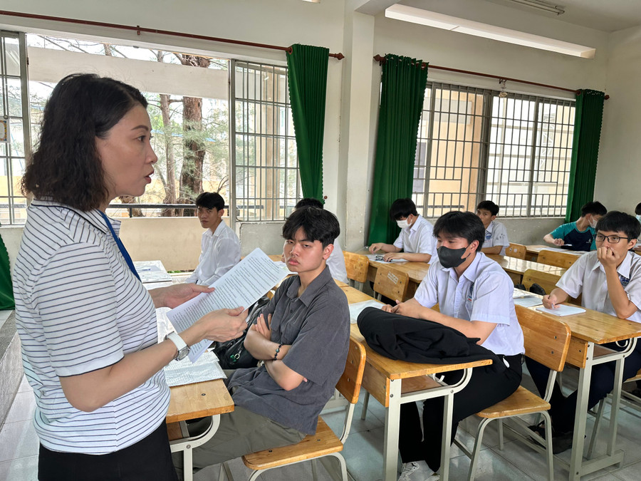 Thí sinh tại điểm thi Trường THPT Nam Hà nghe giám thị phổ biến Quy chế thi. Thí sinh tại điểm thi Trường THPT Nam Hà nghe giám thị phổ biến Quy chế thi.