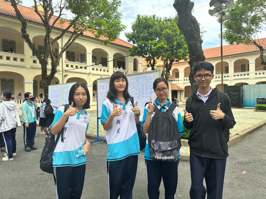 Thí sinh tại điểm thi Trường THPT chuyên Lê Hồng Phong tự tin bước vào Kỳ thi tốt nghiệp THPT năm 2024. Thí sinh tại điểm thi Trường THPT chuyên Lê Hồng Phong tự tin bước vào Kỳ thi tốt nghiệp THPT năm 2024.