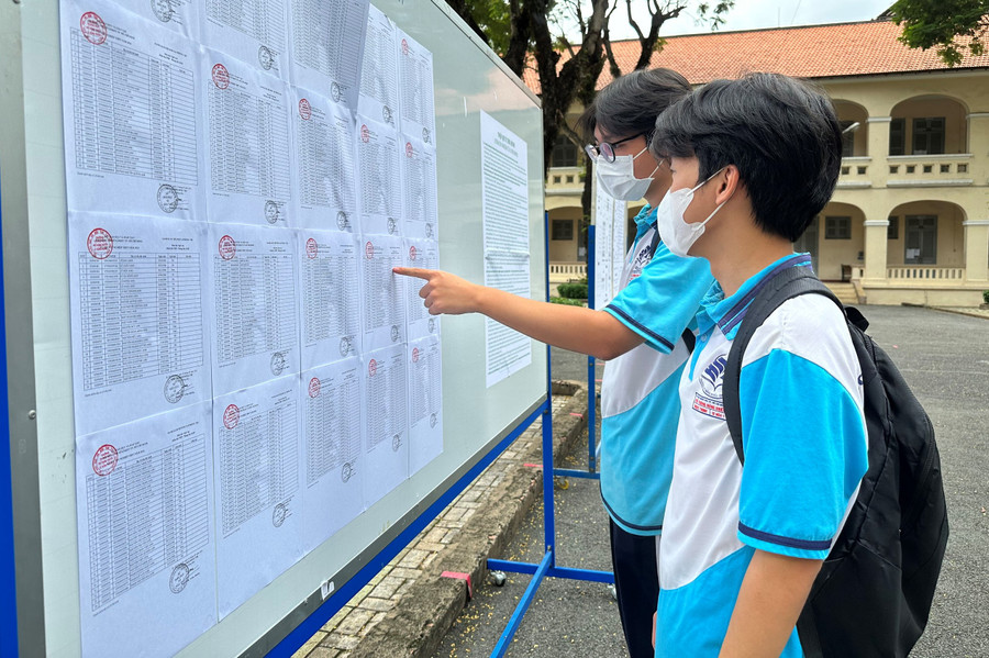 Thí sinh tại điểm thi Trường THPT chuyên Lê Hồng Phong kiểm tra thông tin phòng thi. Thí sinh tại điểm thi Trường THPT chuyên Lê Hồng Phong kiểm tra thông tin phòng thi.
