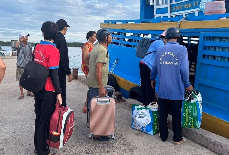 Các phụ huynh đến tiễn con em mình vào đất liền thi tốt nghiệp.