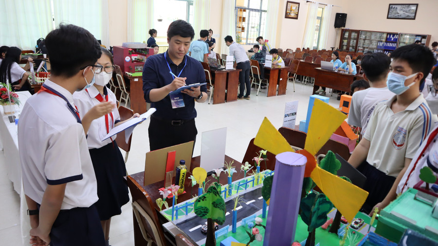 Học sinh thuyết trình về dự án với ban giám khảo. Học sinh thuyết trình về dự án với ban giám khảo.