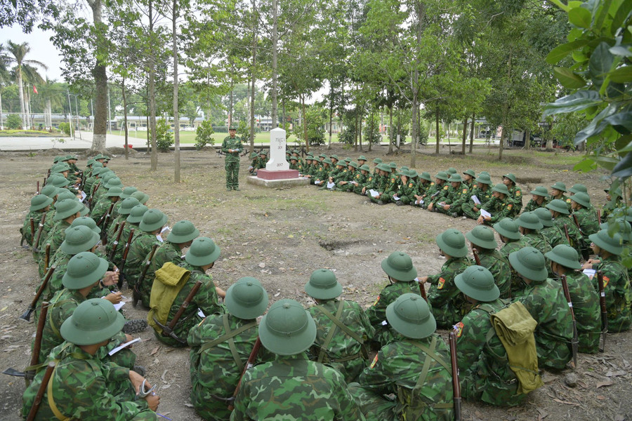 Thượng úy Hà Văn Bứng trong 1 buổi sinh hoạt văn hóa, tinh thần, triển khai nội dung học tập chính trị cho chiến sĩ mới. Thượng úy Hà Văn Bứng trong 1 buổi sinh hoạt văn hóa, tinh thần, triển khai nội dung học tập chính trị cho chiến sĩ mới.
