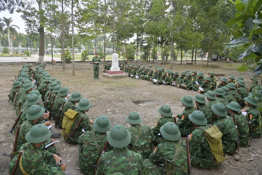 Thượng úy Hà Văn Bứng trong 1 buổi sinh hoạt văn hóa, tinh thần, triển khai nội dung học tập chính trị cho chiến sĩ mới.