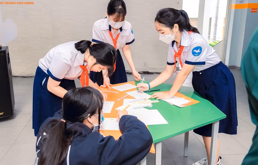 Học sinh Trường THCS Vĩnh Lộc A trải nghiệm tại Trường Phổ thông Cao đẳng FPT Polytechnic-TPHCM.