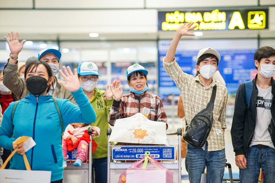 Người lao động khó khăn sẽ được tặng vé máy bay về quê ăn Tết. Người lao động khó khăn sẽ được tặng vé máy bay về quê ăn Tết.