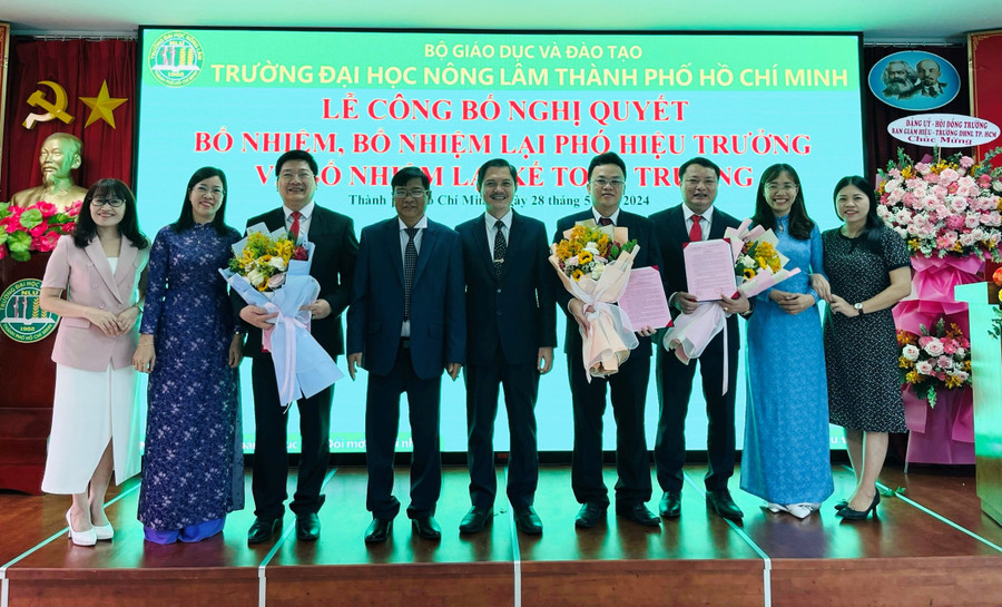 Lãnh đạo Đảng ủy Khối Đại học, Cao đẳng TPHCM và Trường Đại học Nông Lâm chúc mừng TS. Trần Đình Lý, PGS.TS Phan Tại Huân và ThS. Nguyễn Văn Minh, Lãnh đạo Đảng ủy Khối Đại học, Cao đẳng TPHCM và Trường Đại học Nông Lâm chúc mừng TS. Trần Đình Lý, PGS.TS Phan Tại Huân và ThS. Nguyễn Văn Minh,