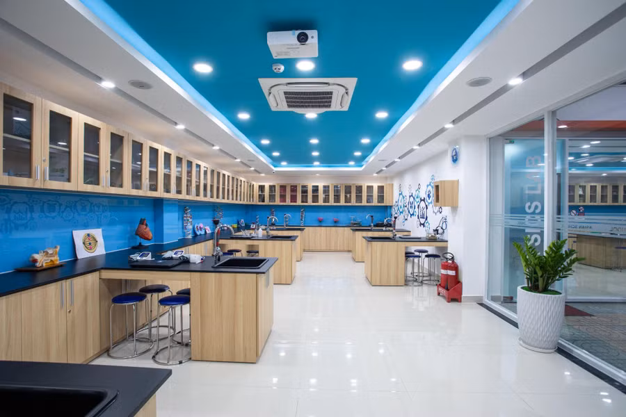 Asian School trang bị cơ sở vật chất hiện đại, tạo môi trường lý tưởng để học sinh học tập và sinh hoạt.