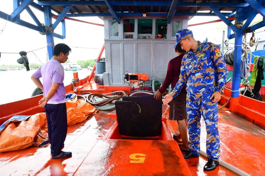 : Lực lượng chức năng tiến hành kiểm tra phương tiện và hàng hóa trên tàu KG 91844 TS.