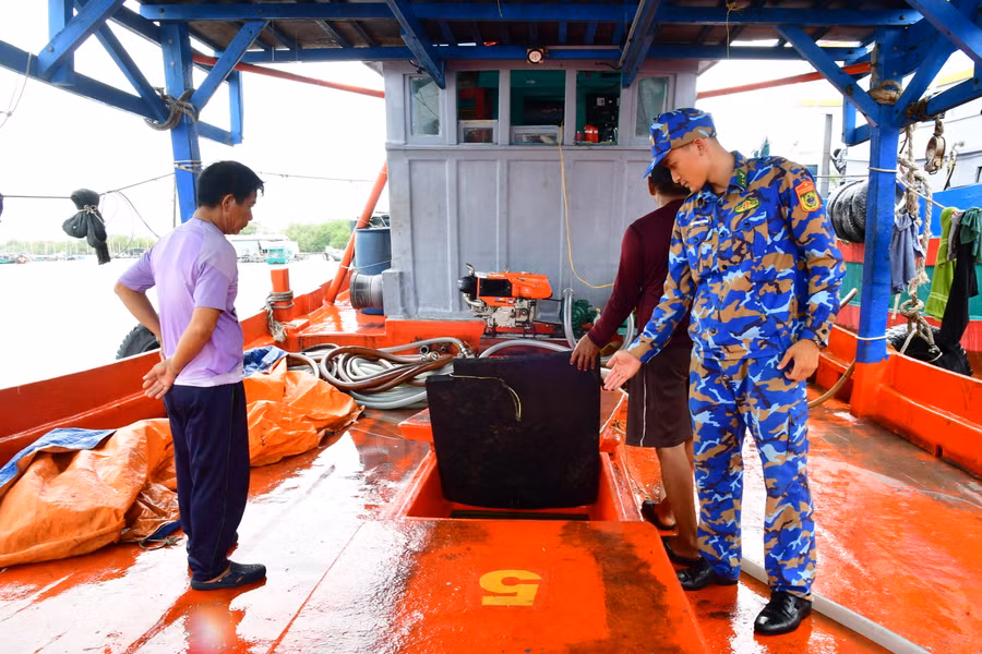 : Lực lượng chức năng tiến hành kiểm tra phương tiện và hàng hóa trên tàu KG 91844 TS.