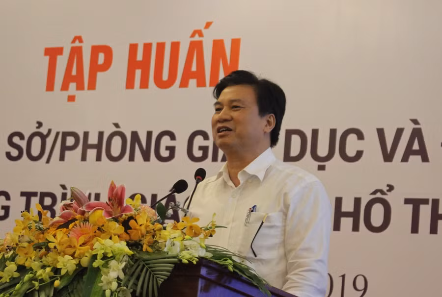 Thứ trưởng Bộ GD&ĐT Nguyễn Hữu Độ phát biểu tại buổi tập huấn.