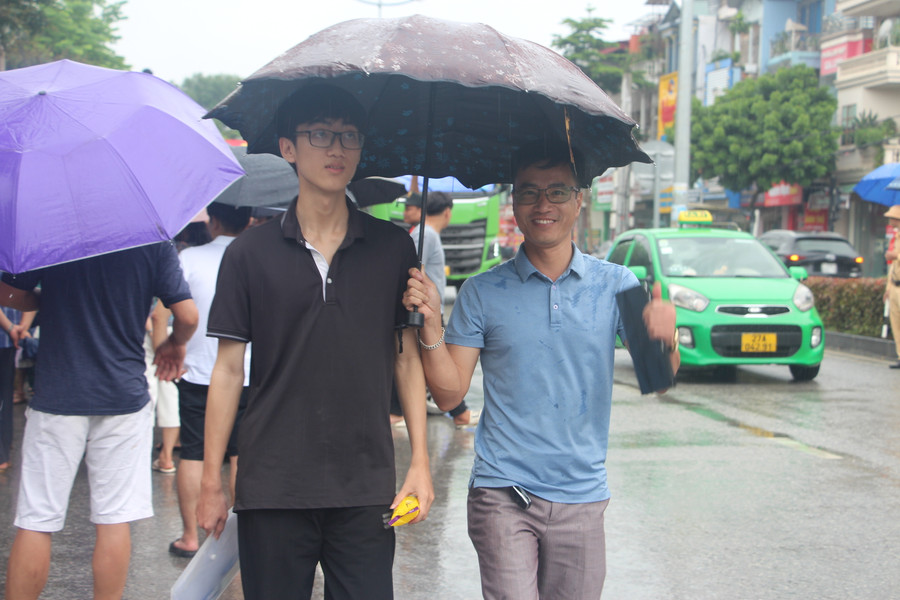 Phụ huynh phấn khởi khi biết con hoàn thành tốt bài thi. Phụ huynh phấn khởi khi biết con hoàn thành tốt bài thi.