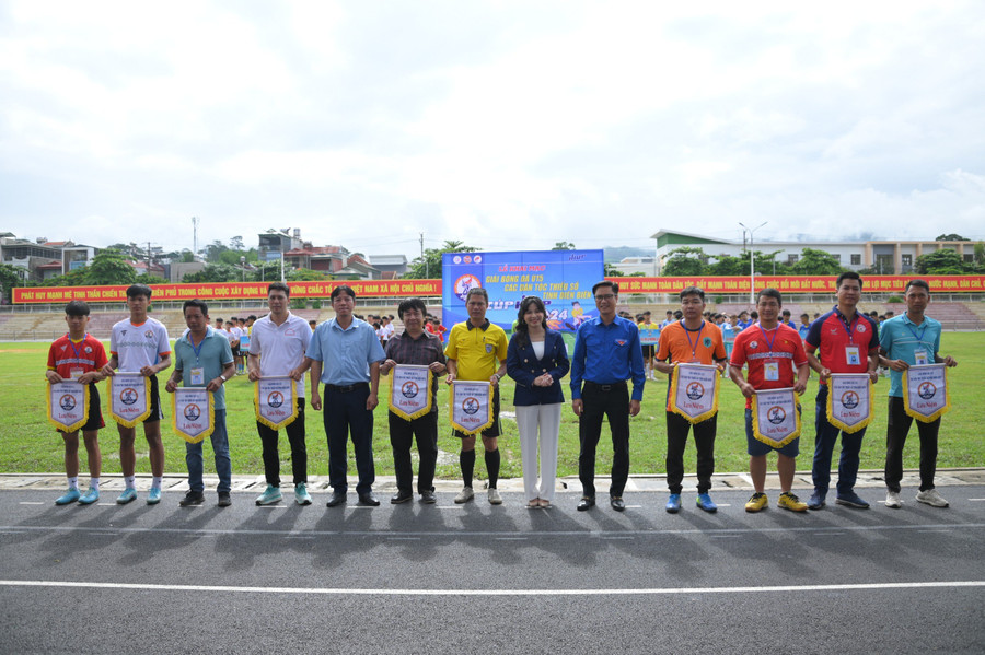 Trao cờ lưu niệm cho các đội bóng tham gia tranh giải.