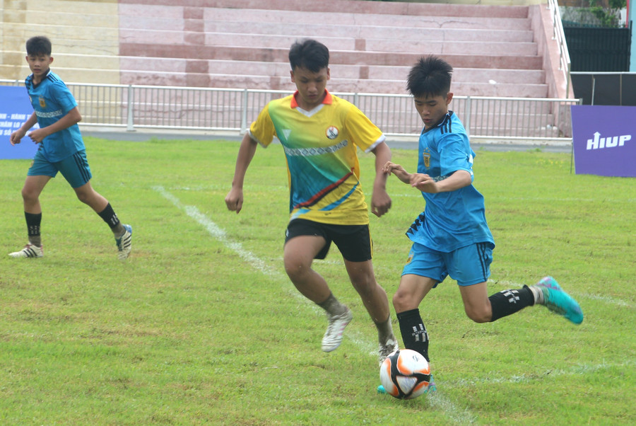 Đội U15 thị xã Mường Lay (áo vàng) đánh bại U15 huyện Điện Biên 2 (áo trắng) trong trong ngày thi đấu đầu tiên.