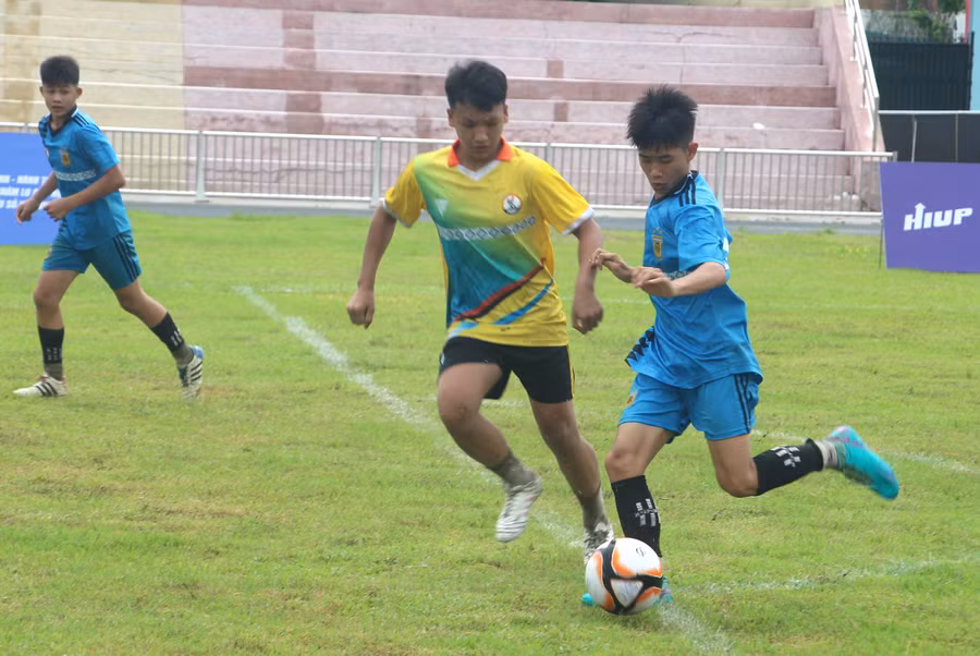 Đội U15 thị xã Mường Lay (áo vàng) đánh bại U15 huyện Điện Biên 2 (áo trắng) trong trong ngày thi đấu đầu tiên.