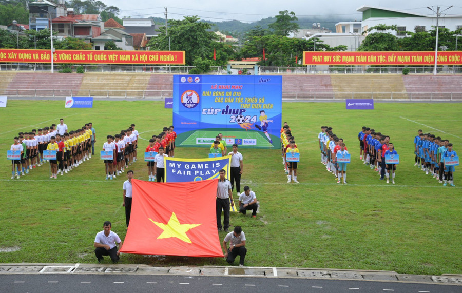 Toàn cảnh Lễ khai mạc Giải bóng đá U15 các dân tộc thiểu số tỉnh Điện Biên.