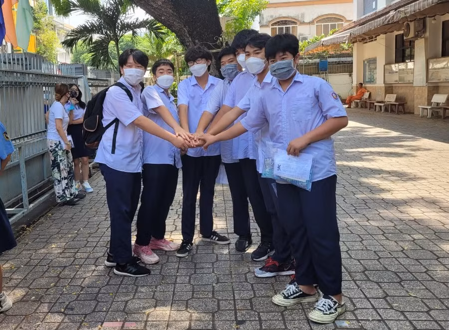 Học sinh tại điểm thi Trường THCSTrần Văn Ơn vui mừng khi kết thúc kỳ thi.