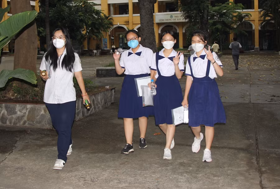 Thí sinh phấn khởi sau khi hoàn thành kỳ thi.