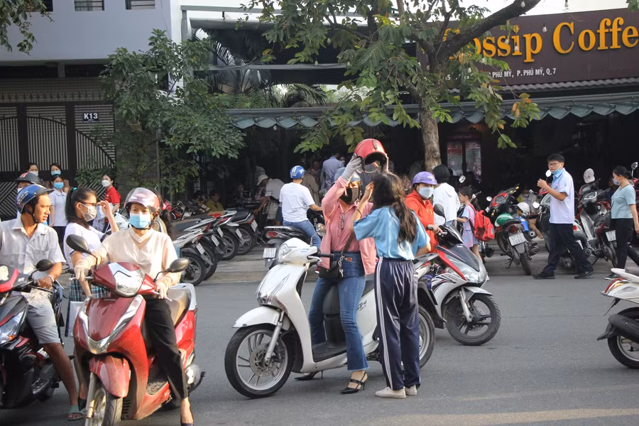 Rất đông phụ huynh chở con đến điểm thi Trường THCS Phạm Hữu Lầu (quận 7) để thi môn cuối của kỳ thi.