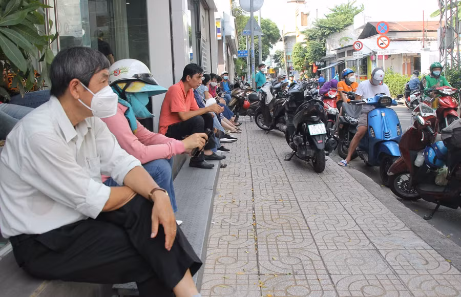 Nhiều phụ huynh dõi mắt về phía cổng trường khi gần kết thúc giờ làm bài thi.