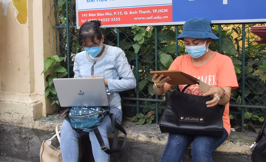 Một số phụ huynh tận dụng thời gian con mình đang thi để xử lý công việc.