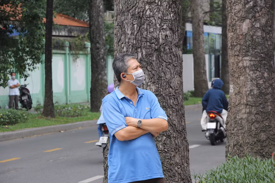 Phụ huynh đang đợi con thi tại điểm thi Trường THPT Trưng Vương (Quận 1).