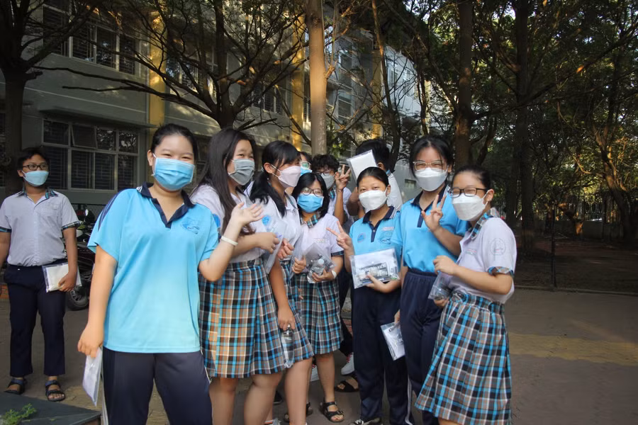 Thí sinh tại Trường THCS Phạm Hữu Lầu phấn khởi trước khi bước vào môn thi cuối cùng.