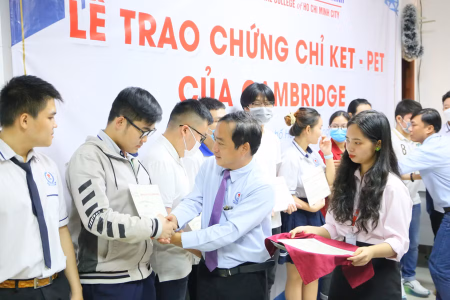 Hiệu trưởng Trường Cao đẳng Quốc tế TPHCM - Nguyễn Đăng Lý trao khen thưởng cho học sinh đạt chứng chỉ PET.