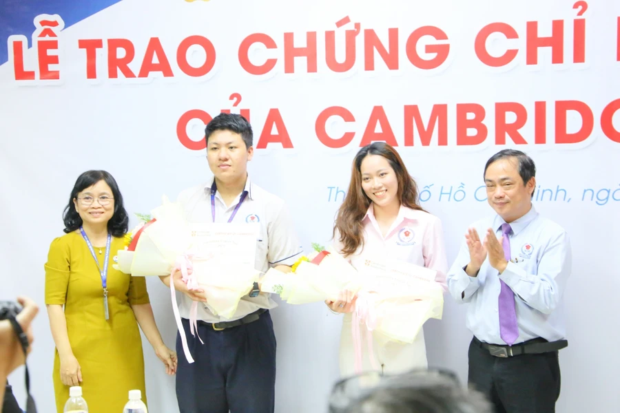 Ban Giám hiệu Trường Cao đẳng Quốc tế TPHCM khen thưởng 2 học sinh đạt chứng chỉ FCE của Cambridge.