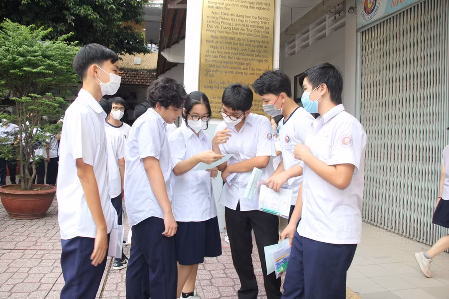 Thí sinh điểm thi Trường THCS Trần Văn Ơn bàn luận sôi nổi sau môn Ngoại ngữ.