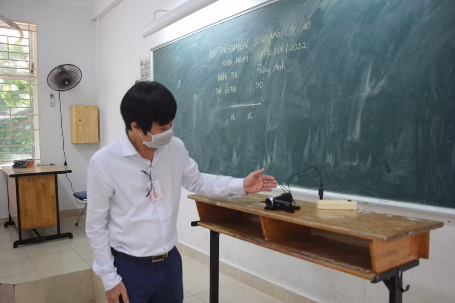 Thiết bị camera giám sát suốt thời gian Minh và Đạt làm bài thi.