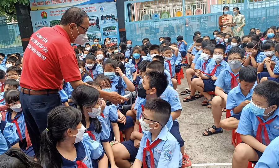 Học sinh Trường Tiểu học Yên Thế hào hứng tham gia buổi tập huấn phòng, chống tai nạn đuối nước.