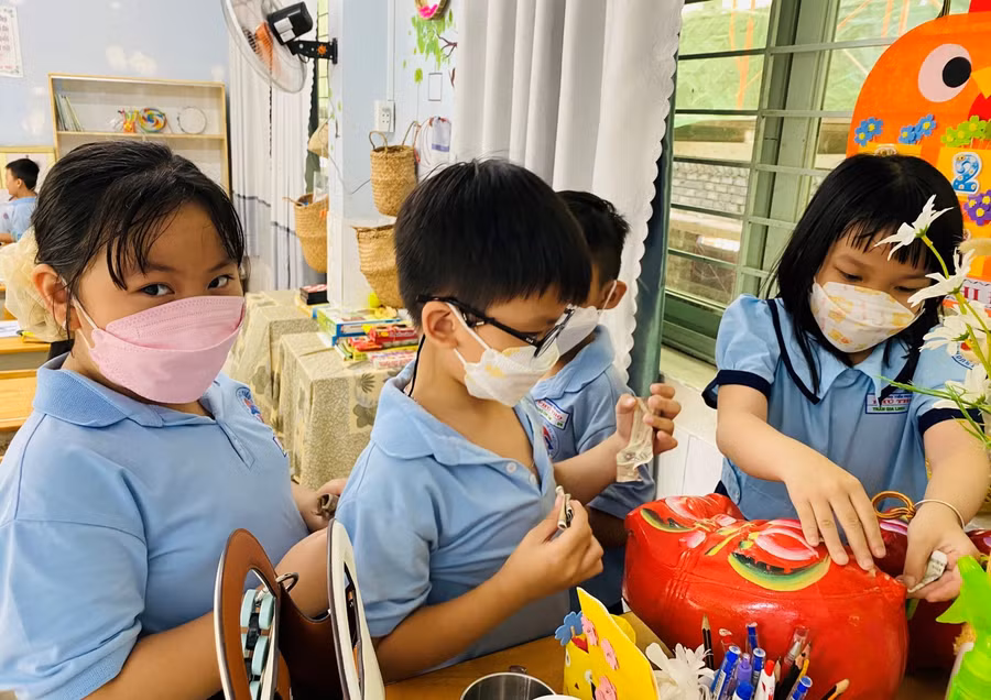 Học sinh Trường Tiểu học Phú Thọ tham gia nuôi heo đất giúp bạn vượt khó.