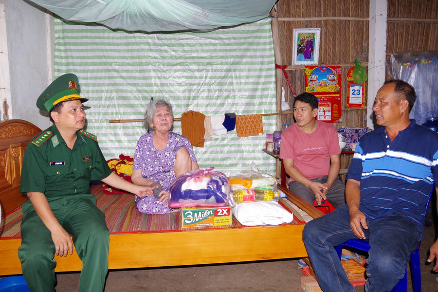 Lãnh đạo đồn Biên phòng Vĩnh Hải trao quà Tết cho người già có hoàn cảnh khó khăn trên địa bàn xã Vĩnh Hải. Lãnh đạo đồn Biên phòng Vĩnh Hải trao quà Tết cho người già có hoàn cảnh khó khăn trên địa bàn xã Vĩnh Hải.