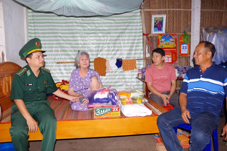 Lãnh đạo đồn Biên phòng Vĩnh Hải trao quà Tết cho người già có hoàn cảnh khó khăn trên địa bàn xã Vĩnh Hải.