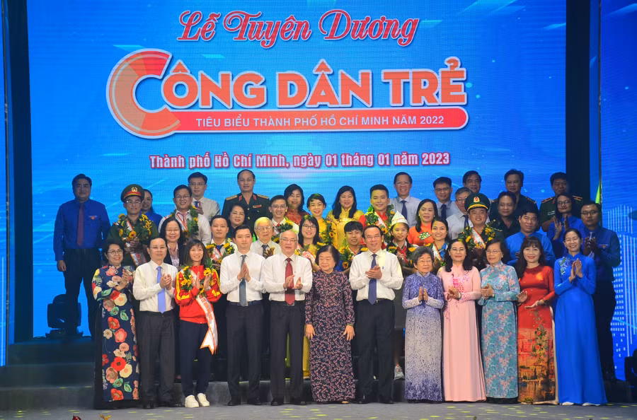 Các đồng chí lãnh đạo các cấp và đại biểu chúc mừng 12 "Công dân trẻ tiêu biểu TPHCM".