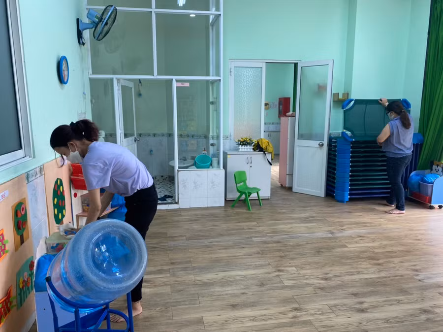 Sau kỳ nghỉ Tết giáo viên trường mầm non Ngôi Sao Sáng đã có mặt tại trường để dọn dẹp vệ sinh trường lớp.