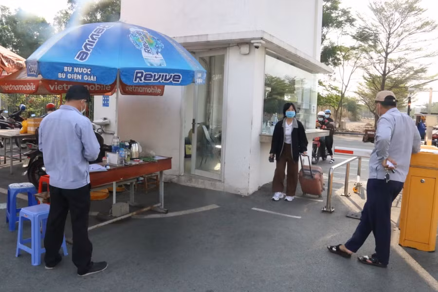 Những sinh viên đầu tiên trở lại KTX Đại học Quốc gia TPHCM trong thời gian dài bị ảnh hưởng dịch bệnh. Ảnh: Công Tường.