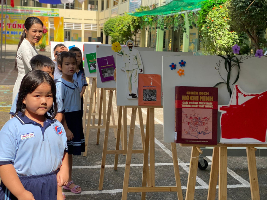 Học sinh Trường Tiểu học Phú Thọ hào hứng tham quan &quot;Không gian văn hoá Hồ Chí Minh&quot;.