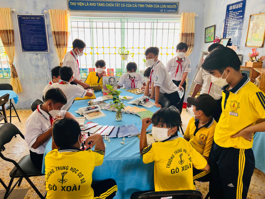 Học sinh Trường THCS Gò Xoài đọc sách tại thư viện của trường.