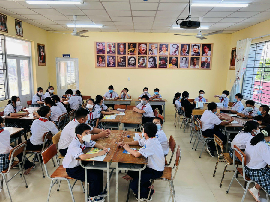 Những cuốn sách về Bác Hồ luôn cuốn hút các em học sinh Trường THCS Gò Xoài.