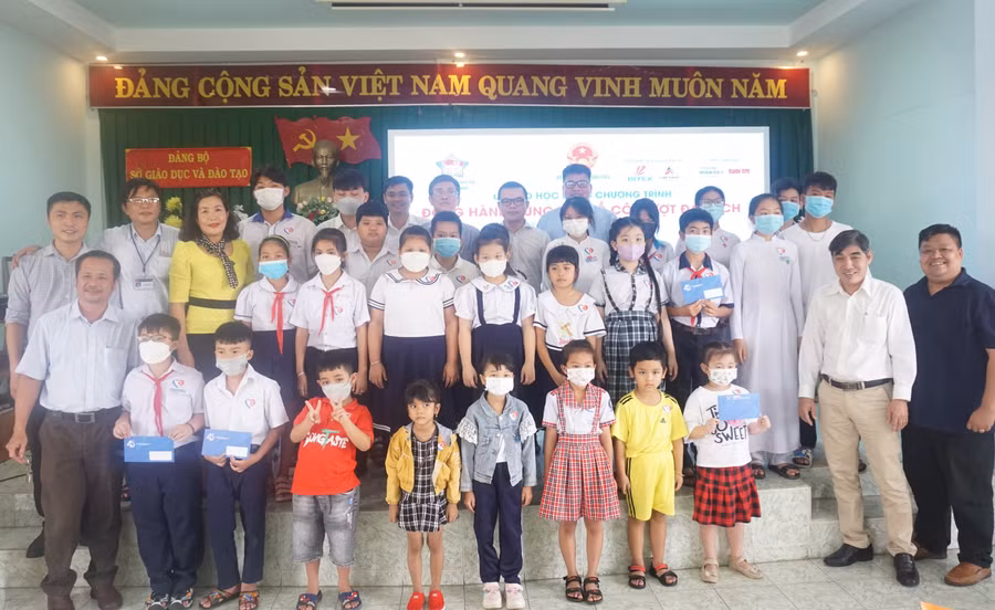 26 học sinh tỉnh Bình Thuận được nhận quà và học bổng từ BITEX.