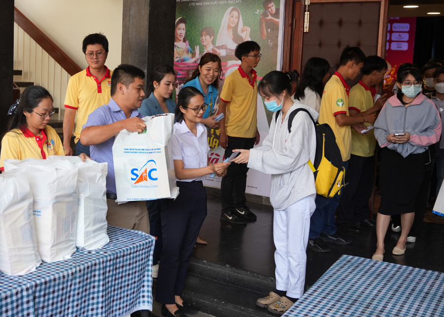 Chị Trần Thu Hà, Phó Bí thư Thành đoàn TPHCM, Chủ tịch Hội Sinh viên Việt Nam TP tặng quà cho sinh viên.