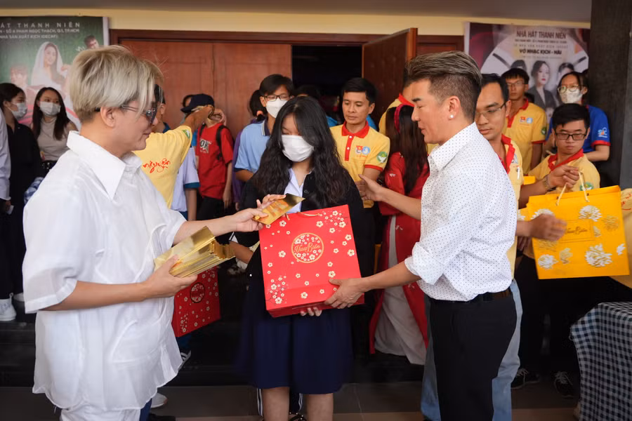 Chương trình này cũng hỗ trợ chăm lo Tết cho 100 học sinh khó khăn do Covid-19.