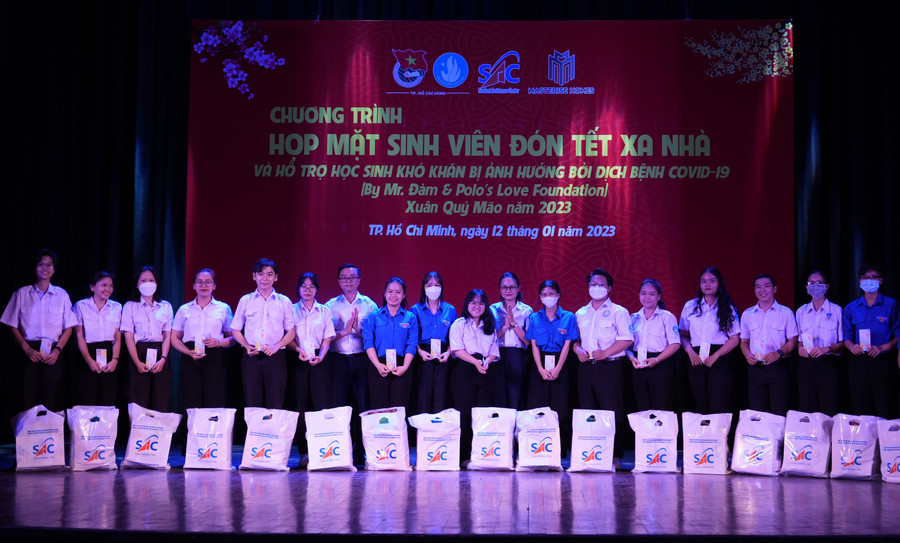 Ban tổ chức trao quà Tết cho sinh viên. Ban tổ chức trao quà Tết cho sinh viên.