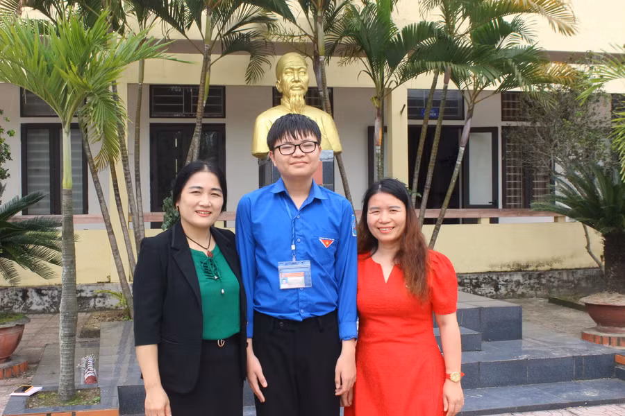 Thái Doãn Hoàng Quân cùng các giáo viên bồi dưỡng đội tuyển Lịch sử.